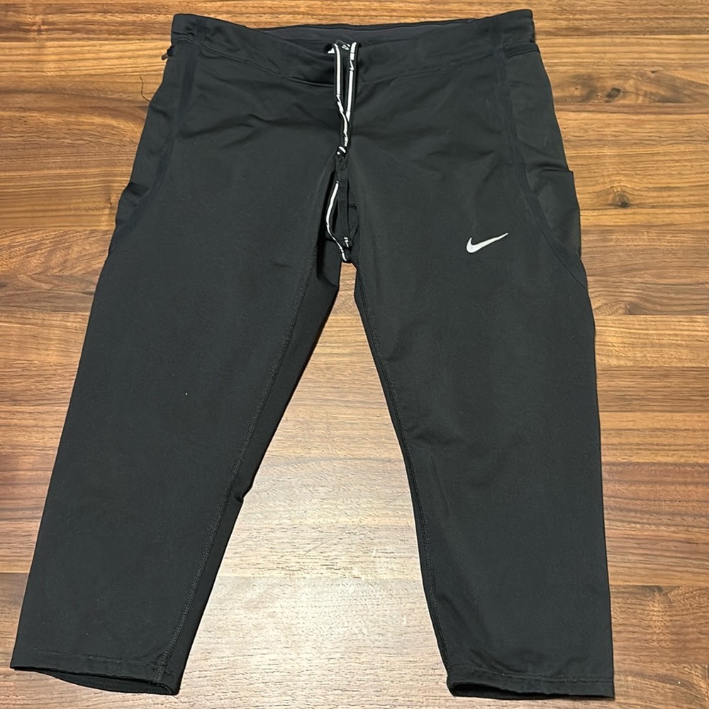 Black cropped Nike leggings mediun